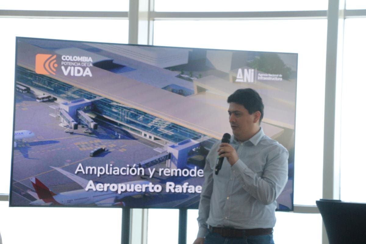 Juan Camilo Oliveros, director ejecutivo del Consejo Gremial de Bolívar, interviene en el acto de presentación del nuevo operador del aeropuerto de Cartagena. //Archivo.