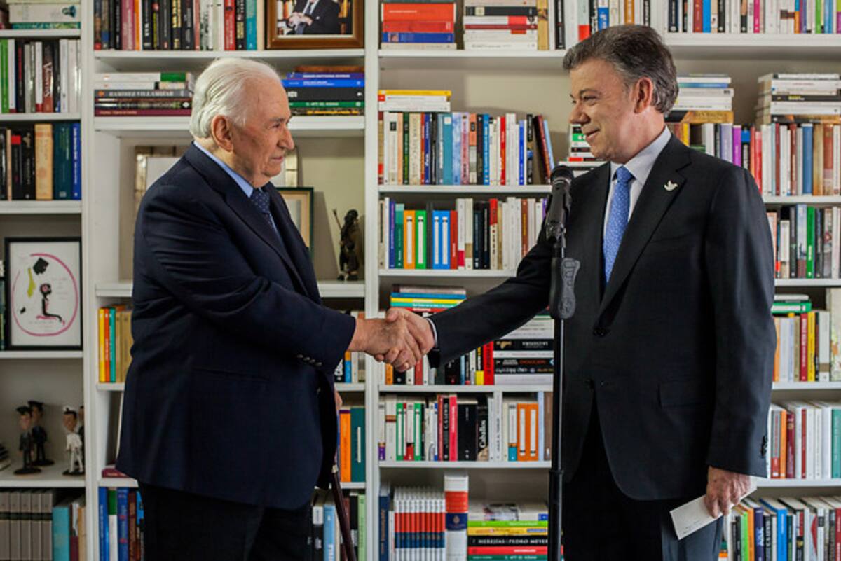 El presidente candidatoJuan Manuel Santos recibe una carta de apoyo del ex-presidente Belisario Betancur. COLPRENSA