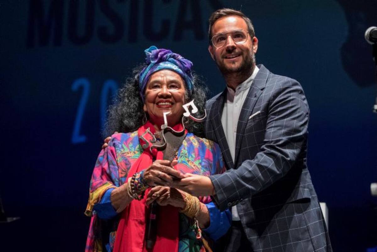 El concejal de cultura del Ayuntamiento de Cartagena (sudeste de España), David Martínez, ha entregado el premio "La Mar de Músicas" a la cantante colombiana Totó la Momposina por dedicar toda su vida a la difusión de internacional de la música caribeña. efe