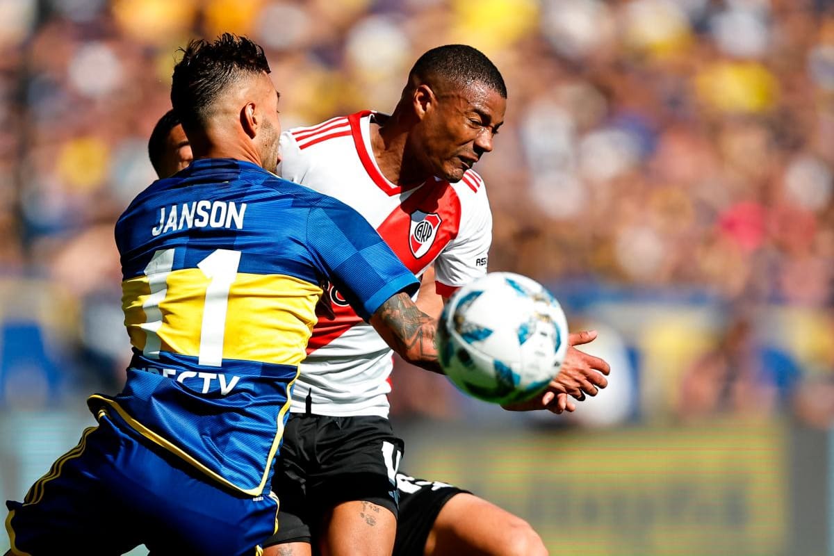 Video: la fuerte golpiza que recibió un hincha de River en La Bombonera