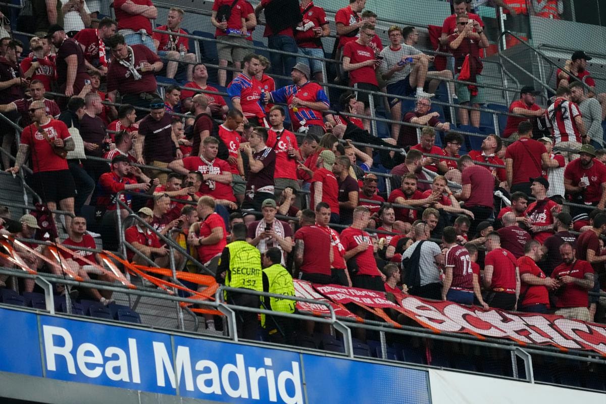 El Real Madrid requisa 138 carnets de socios a los que expulsará por reventa