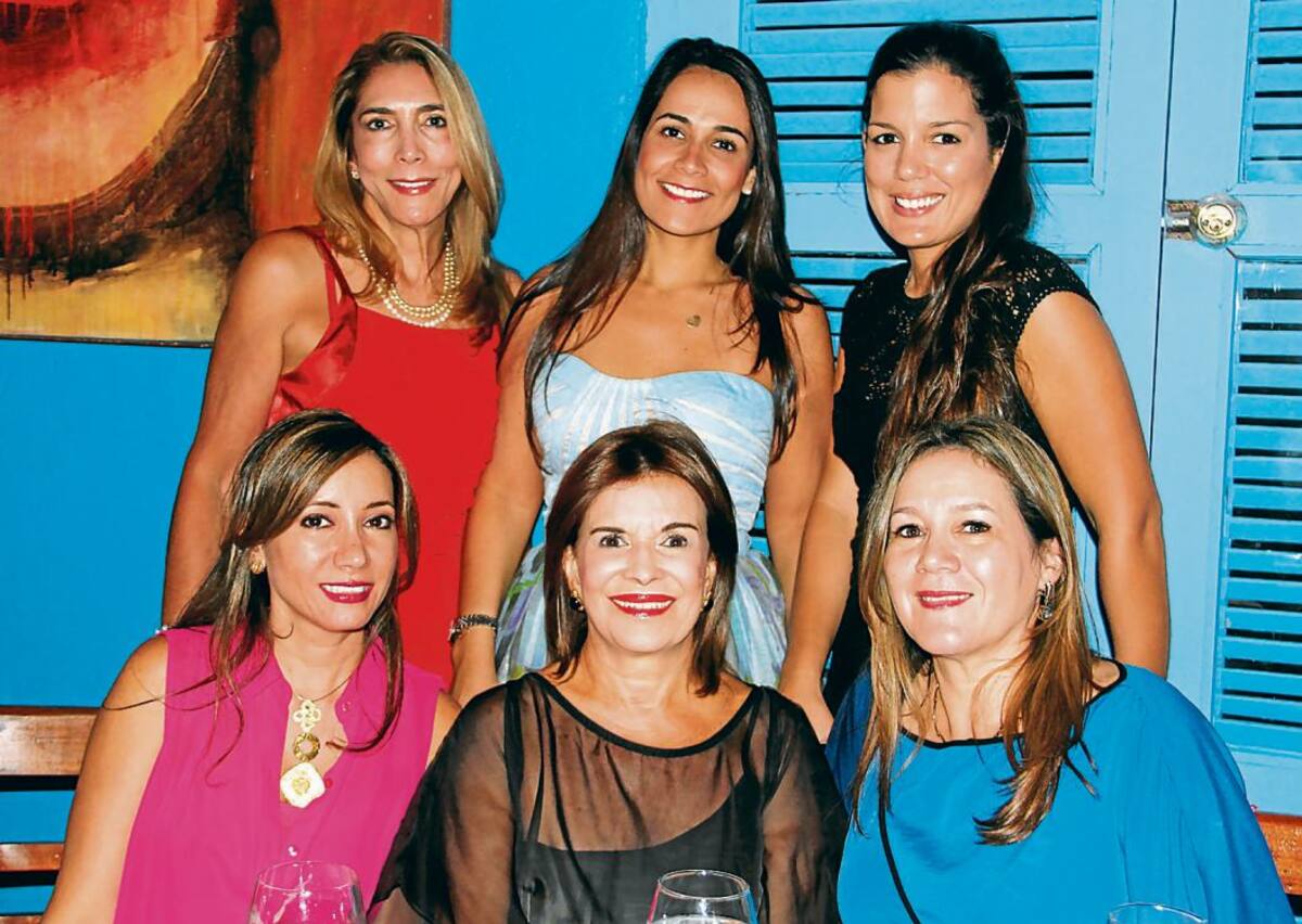 María Eugenia Palacio; la agasajada, Valerie Lafaurie Palacio; y María Carolina Alcocer; sentadas: Tania Bechara, Francia Lafaurie y Betty García.