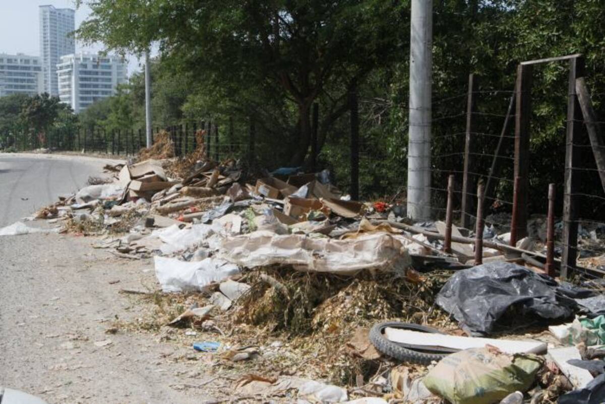 El Espacio público, zonas verdes y lotes baldíos se convierten con frecuencia en basureros satélites. JULIO CASTAÑO-EL UNIVERSAL