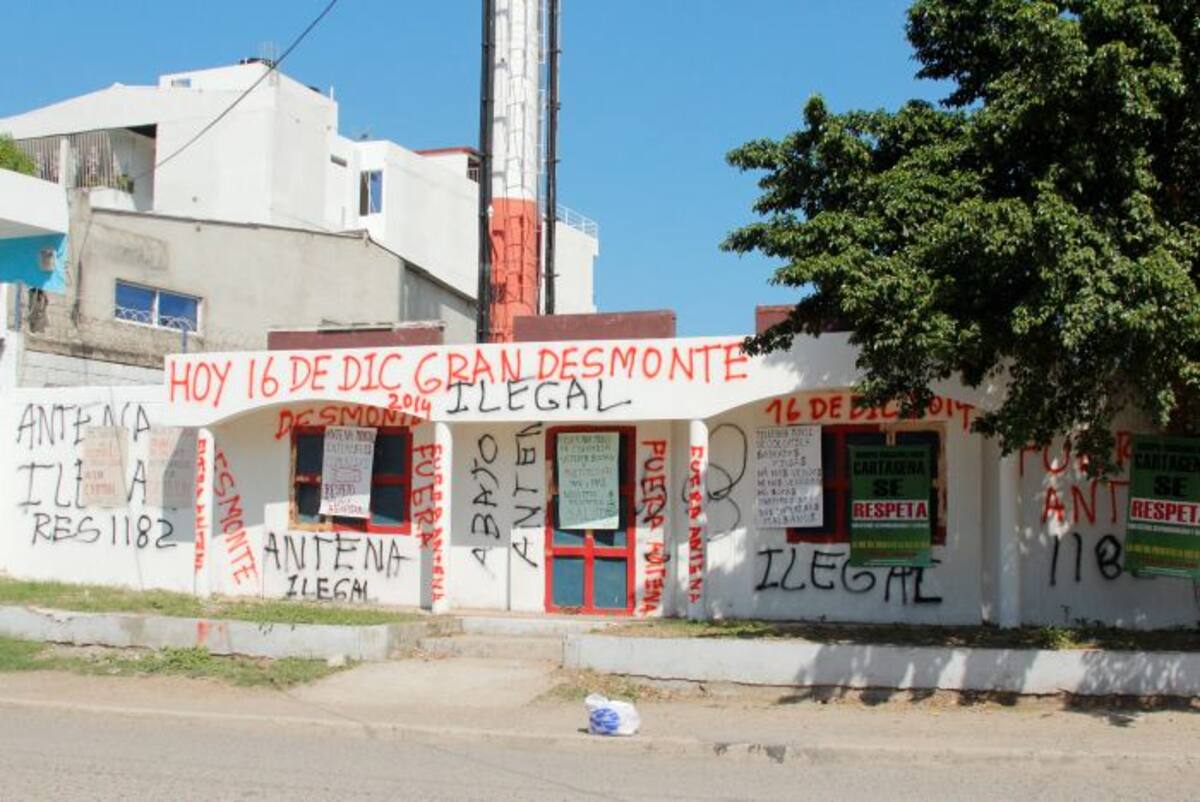 La antena está ubicada en la carrera 17 calle 69b de Daniel Lemaitre. DANIELA BUELVAS - EL UNIVERSAL