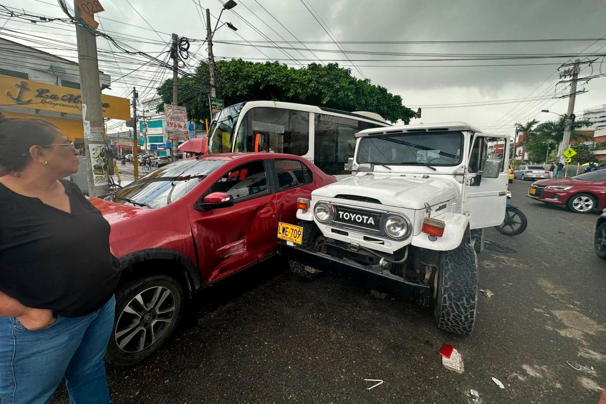 ¡Persecución de película! Mujer se fue tras hombre que le chocó el carro