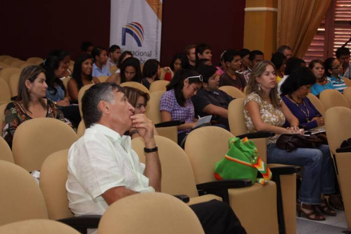 Estudiantes y docentes participan en foro “Conectando las Américas: Socios para la prosperidad”, evento previo a la VI Cumbre de las Américas. Cortesía