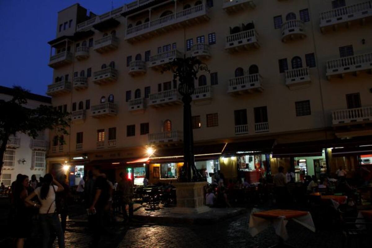 Anoche, la estructura quedó instalada. Ahora falta que Alumbrado Público la conecte al sistema eléctrico. Farola de la plaza de Santo Domingo