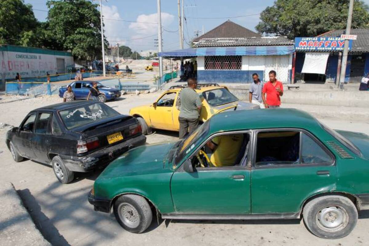 La presencia de los colectivos junto al antiguo Hielo Imperial no ha permitido al contratista del tramo 5A de Transcaribe terminar el empalme de la vía que une a las avenidas Pedro Romero y Pedro de Heredia. AROLDO MESTE ALCÁNTARA - EL UNIVERSAL