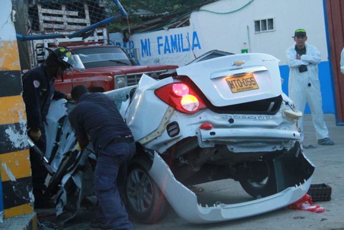 El cadáver del joven muerto en el accidente fue retirado del automóvil esta mañana. ZENIA VALDELAMAR - EL UNIVERSAL