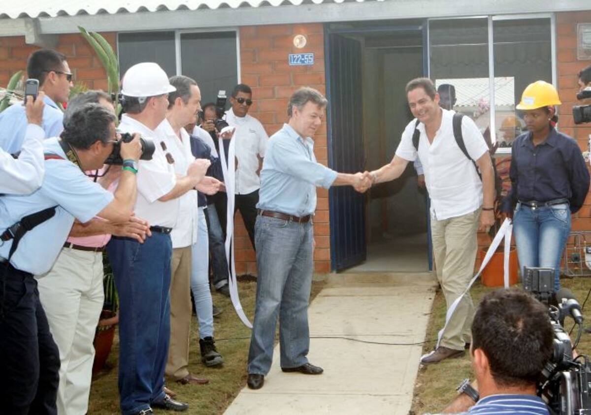 El presidente Santos y el ministro de Vivienda, Germán Vargas Lleras, entregaron las primeras 700 casas en Villas de Aranjuez. Julio Castaño