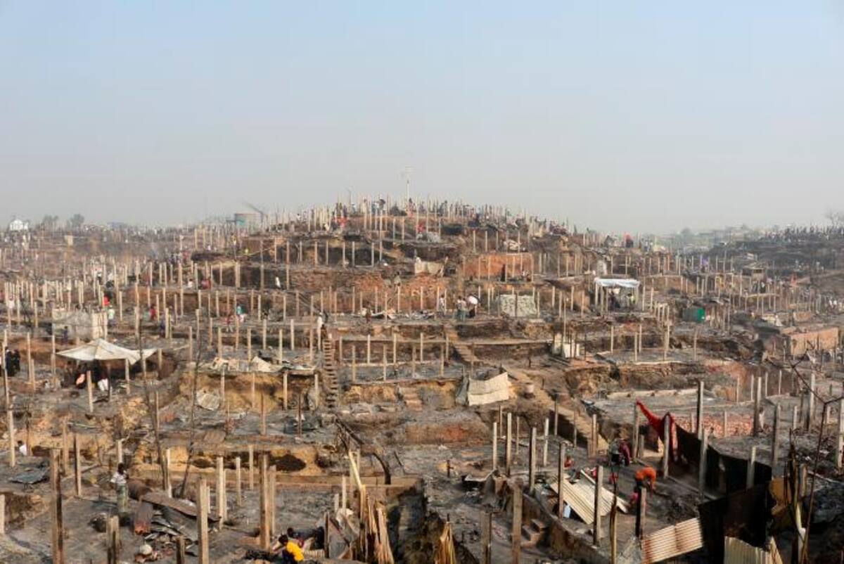 Un devastador incendio destruyó miles de refugios en el sur de Bangladesh , dijeron las autoridades este martes. AP Shafiqur Rahman