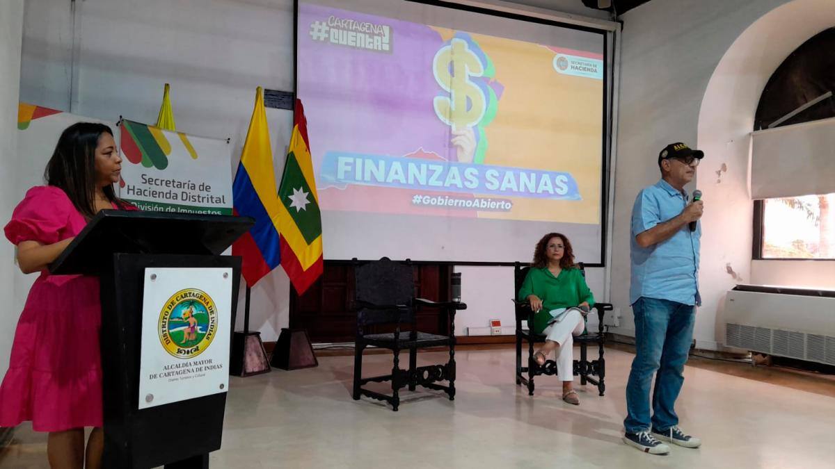 El alcalde William Dau interviene durante el informe de recaudos de la Secretaría de Hacienda Distrital. Al fondo, la titular de esa dependencia, Diana Villalba. // HFA - EU.