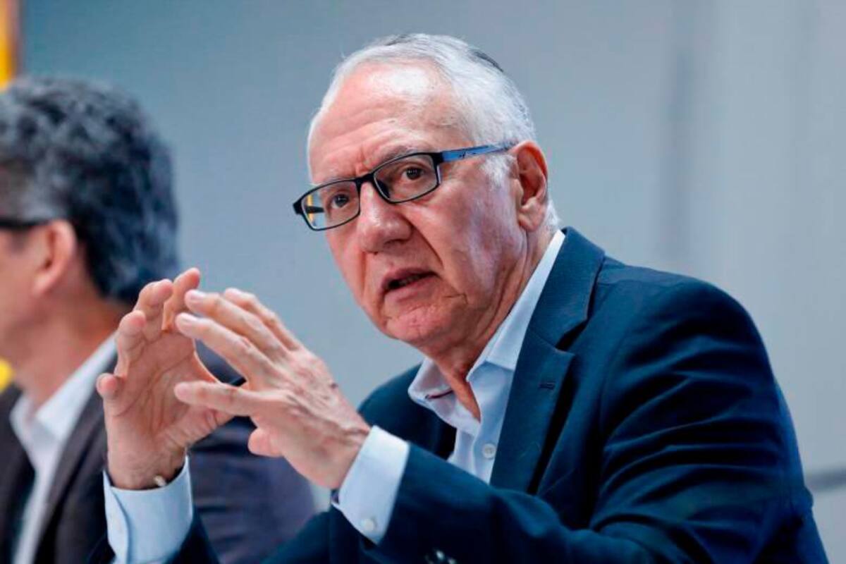 Salidas en falso ponen en la cuerda floja al ministro de Salud