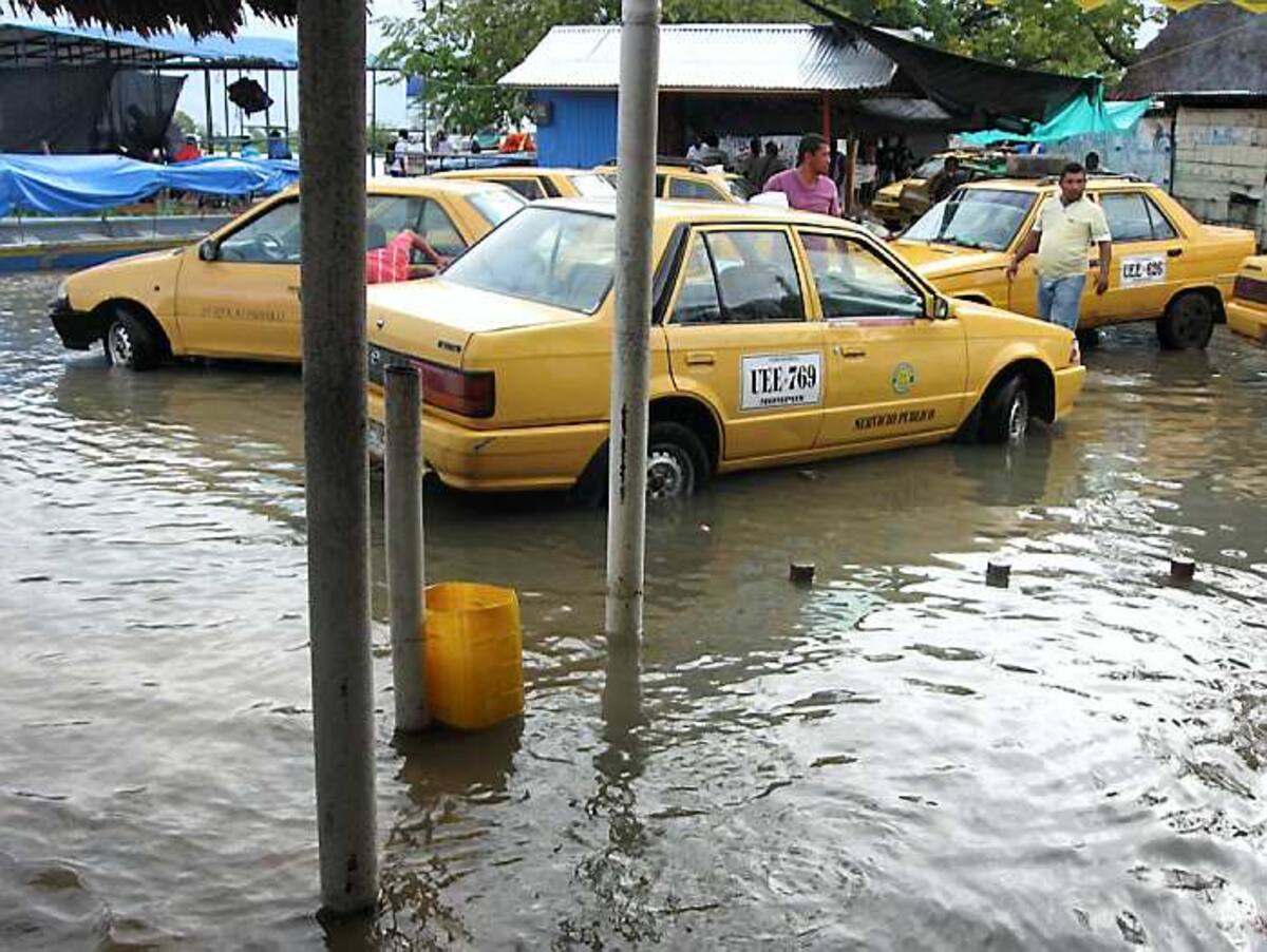 Los taxistas tienen que parquear sus vehículos en un lugar invadido por las aguas del Río Chicagua. RAFAEL MEDINA BROCHERO, ESPECIAL PARA EL UNIVERSAL