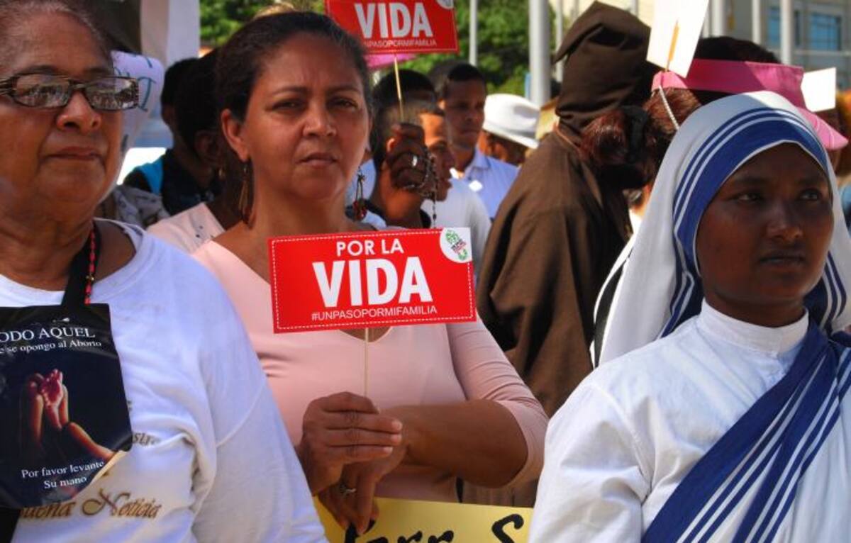 Los manifestantes convocados por la Iglesia Católica se apostaron frente al Congreso dominicano. AP Ezequiel Abiu Lopez