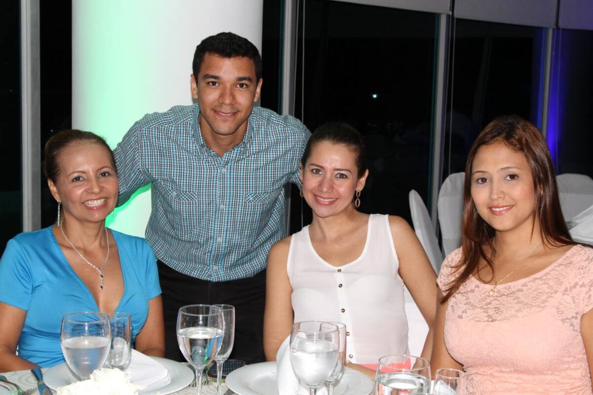 De pie: Roberto De La Rosa De Arco; sentadas: María Eugenia Soto Méndez, Julieta Mercado Pérez y Diana Guzmán Espinosa.