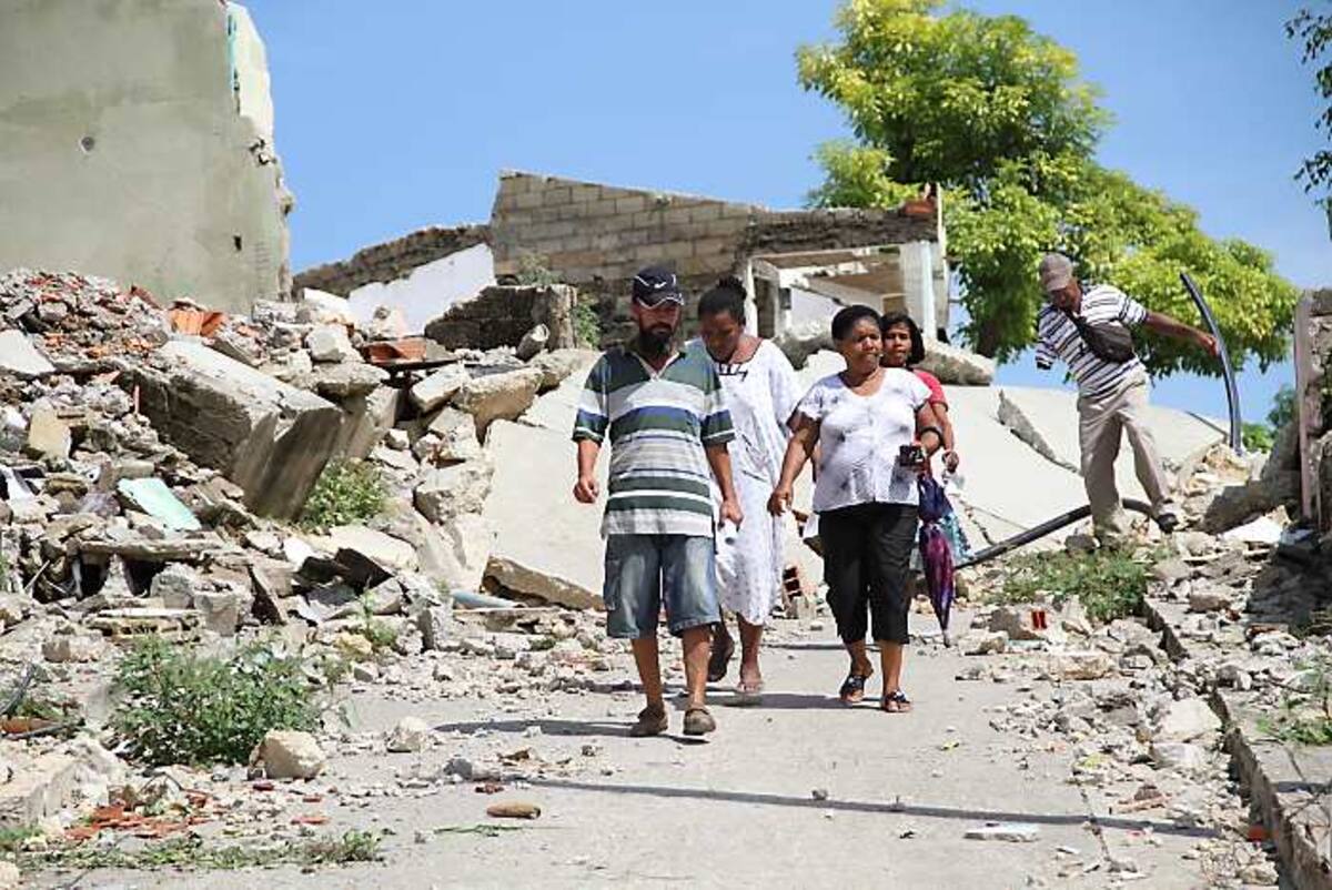 Los antiguos vecinos asisten a las ruinas de su barrio perdido, como si entraran a un funeral.