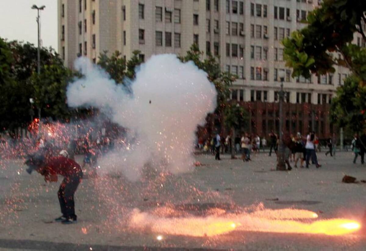 Un camarógrafo resultó herido durante las manifestaciones en Rio de Janeiro. AFP DOMINGOS PEIXOTO