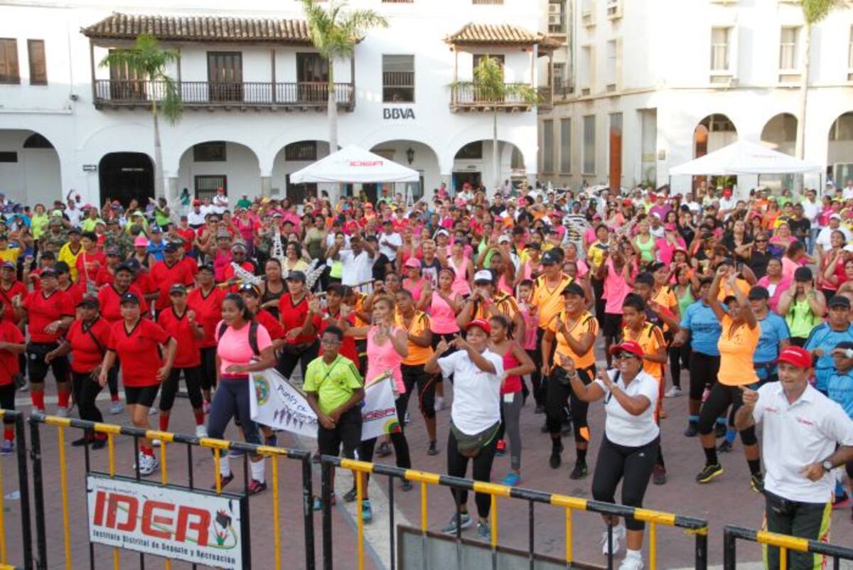 Jornada de aeróbicos en la Plaza de la Aduana. Óscar Díaz Acosta-El Universal