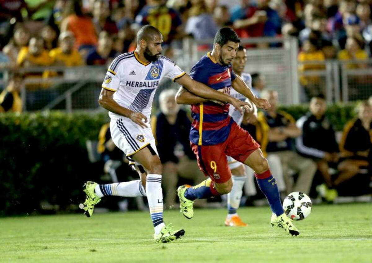 Luis Suárez disputa el balón durante el partido contra Los Angeles Galaxy. AFP STEPHEN DUNN