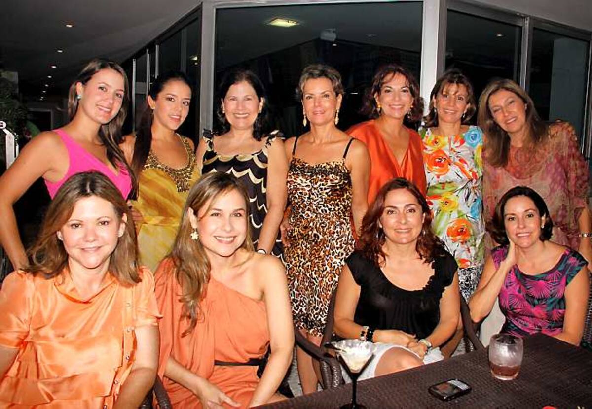De Pie:Andrea Segovia, la agasajada Lina Vélez Berrío; Elvira Vélez, Eulalia Segrera, Sonia Villa, Gina de Navas y Katina Jassir de Dáger. Sentadas: Gretel de Araújo, Margarita Garzón, Katia Martínez y Elizabeth Diazgranados. Fotos / Zenia Valdelamar/El Universal/