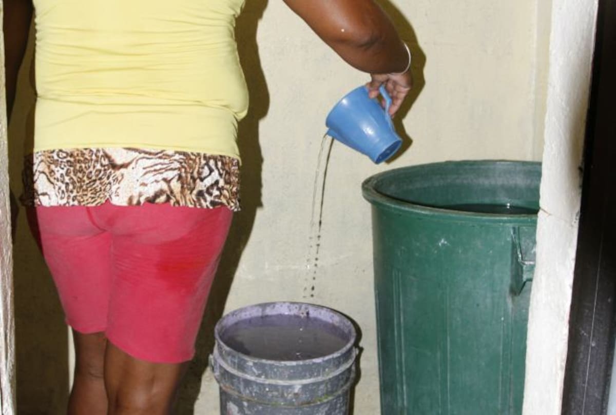 La que recogió agua, la que no lo hizo, y la que quedó a medias porque le suspendieron el servicio antes de lo anunciado; las aventuras de tres mujeres cartageneras para sobrellevar un día sin agua. ARCHIVO