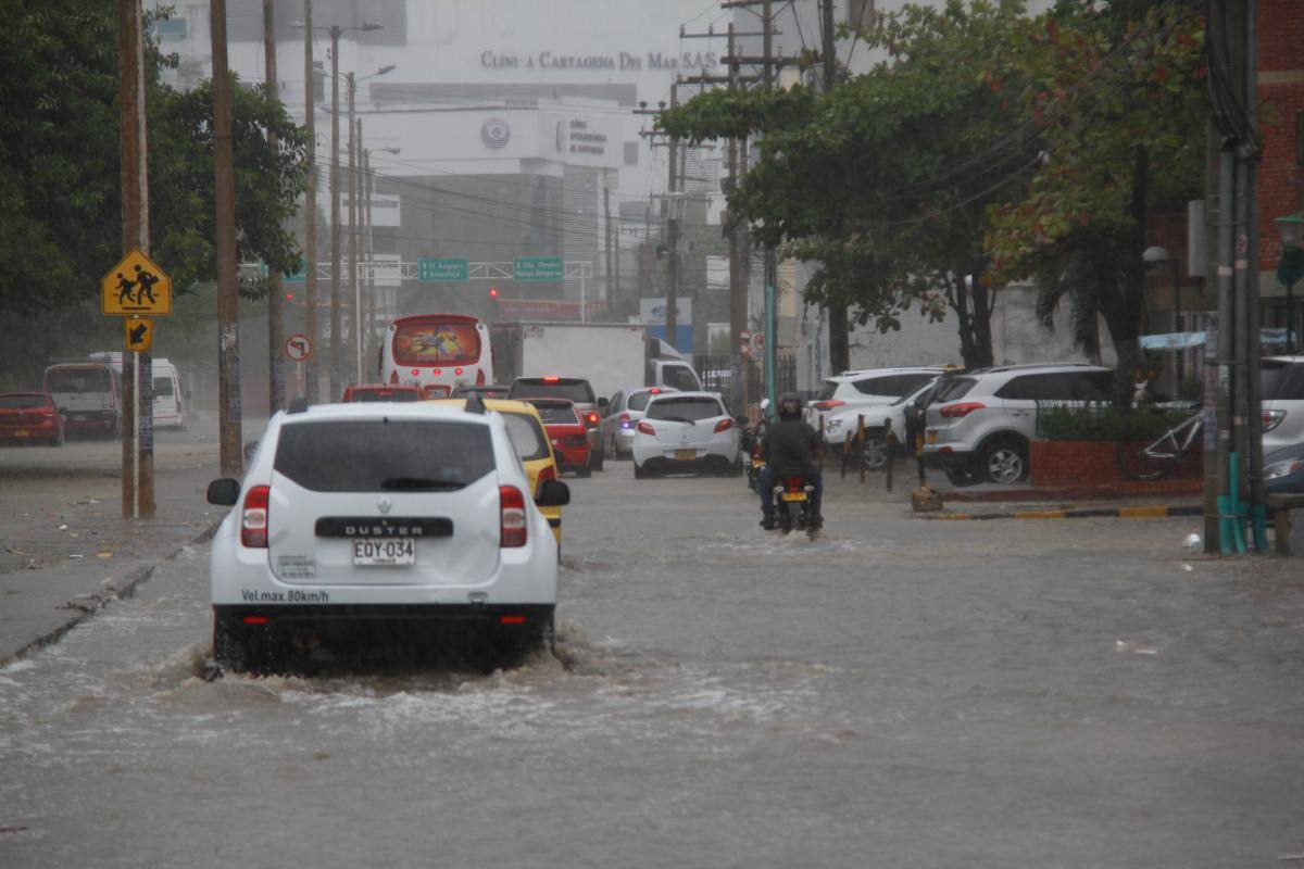 El agua permanece largo rato en la vía.