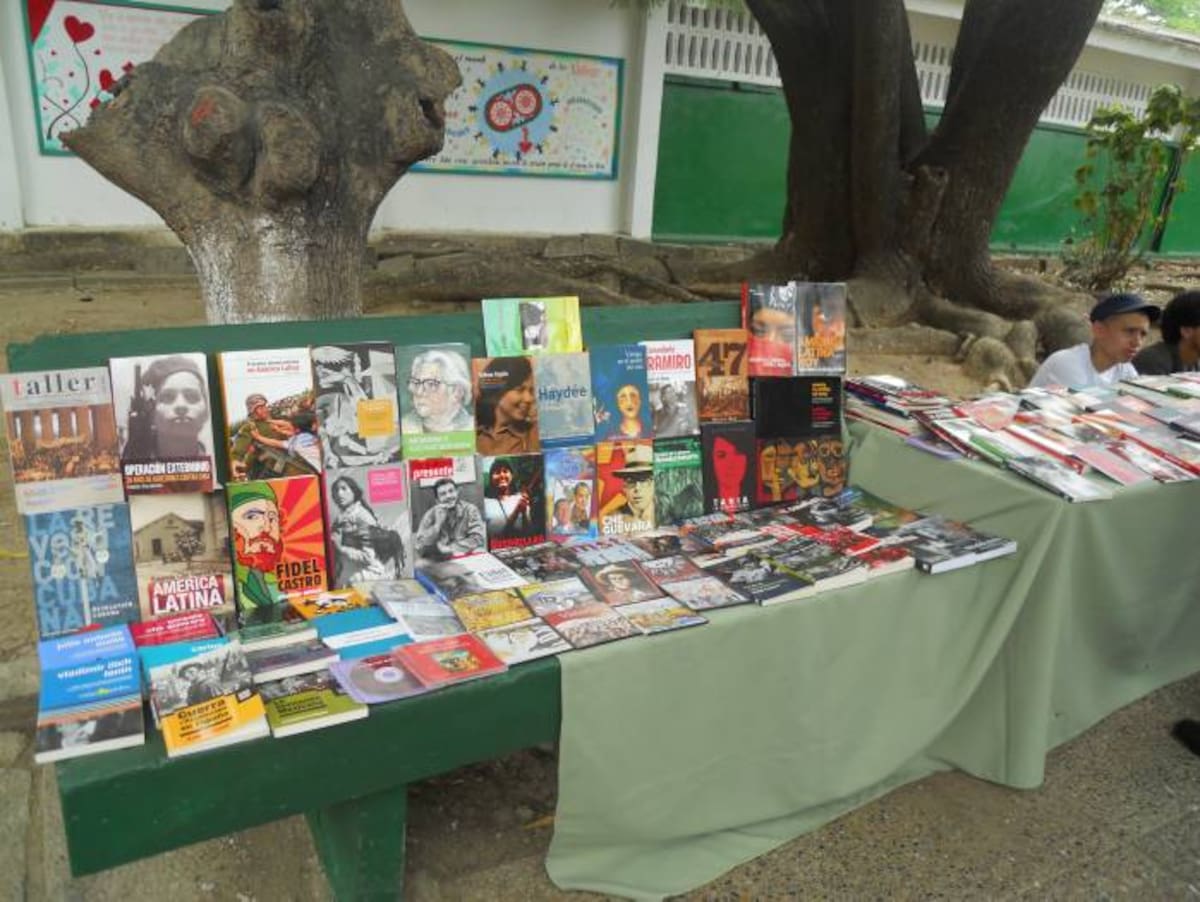 Variedad de libros son mostrados y promocionados en los pasillos del Inem. eluniversal.com.co