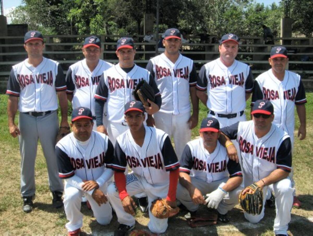 Equipo Rosa Vieja de Sahagún que hoy espera ganar la final de sóftbol regional frente a los Indios de San Andrés de San Andrés de Sotavento. FOTO: JULIO FLÓREZ PACHECO