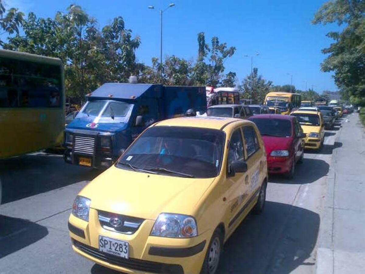 La fila de carros recorre toda la Avenida del Lago.