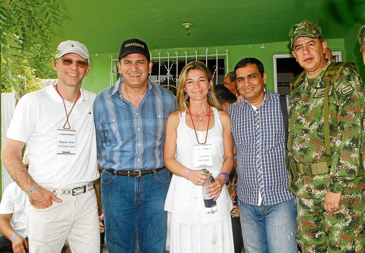 Alejandro Santos, el gobernador, Juan Carlos Gossaín, Claudia García, Francisco Vega y el almirante Roberto García Márquez.