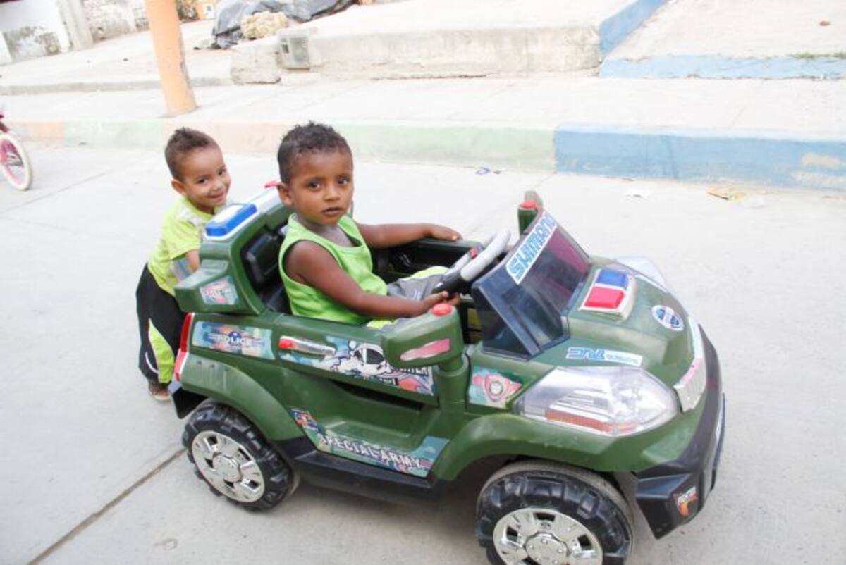 Niños de la Vía Perimetral, a la altura del sector Rafael Núñez celebraron la navidad con seguridad y el acompañamiento de sus padres. Oscar Diaz Acosta