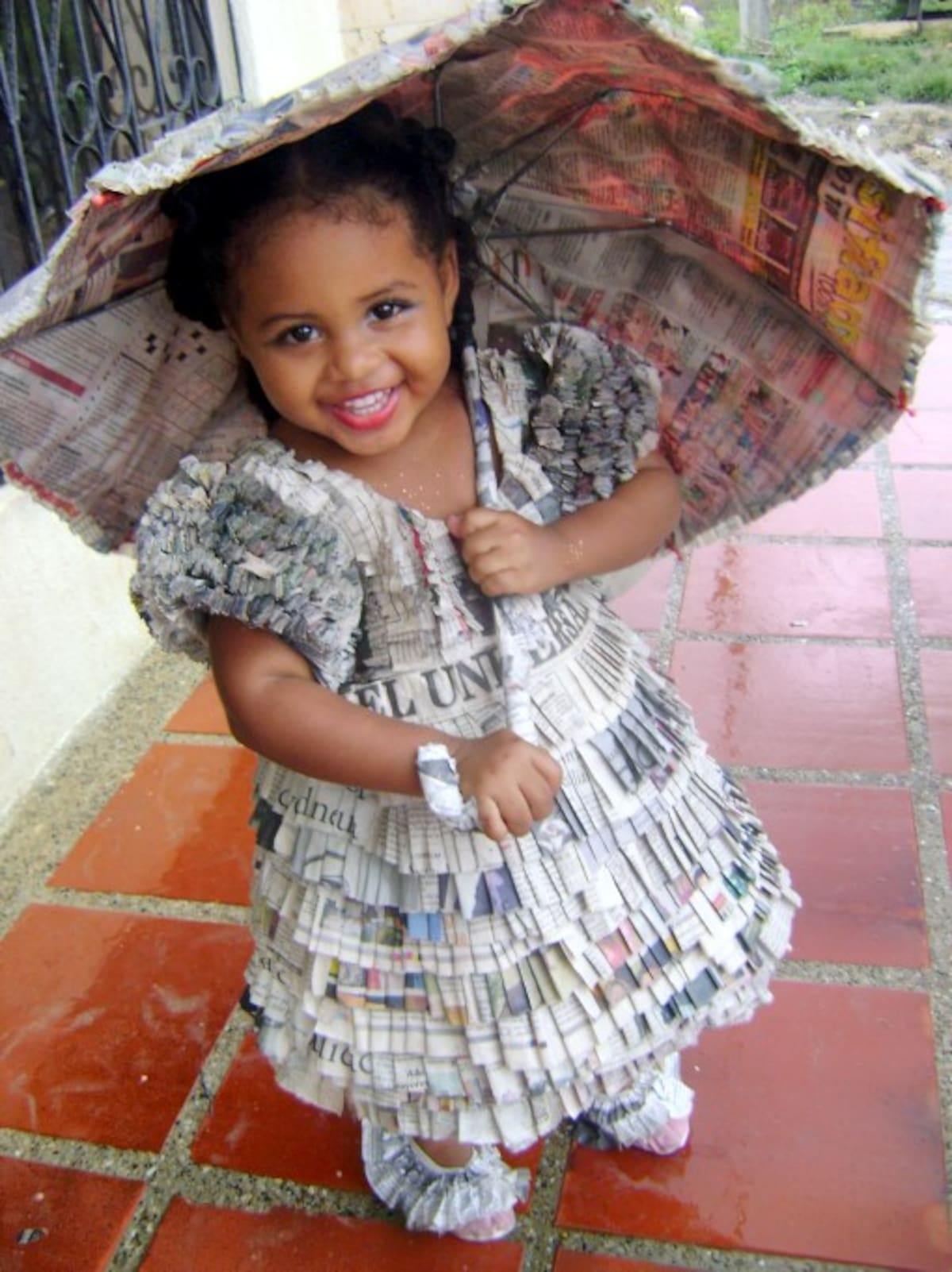 El vestido de dama antigua que lució la niña Betty Luz Cabarcas, fue elaborado con papel periódico reciclado del diario El Universal, de Cartagena.