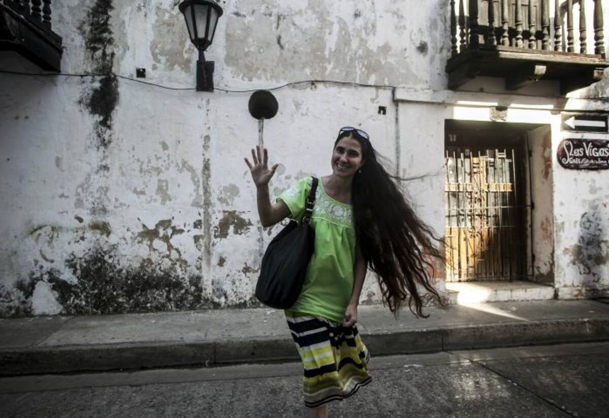 Yoani Sánchez por las calles de Cartagena. AFP