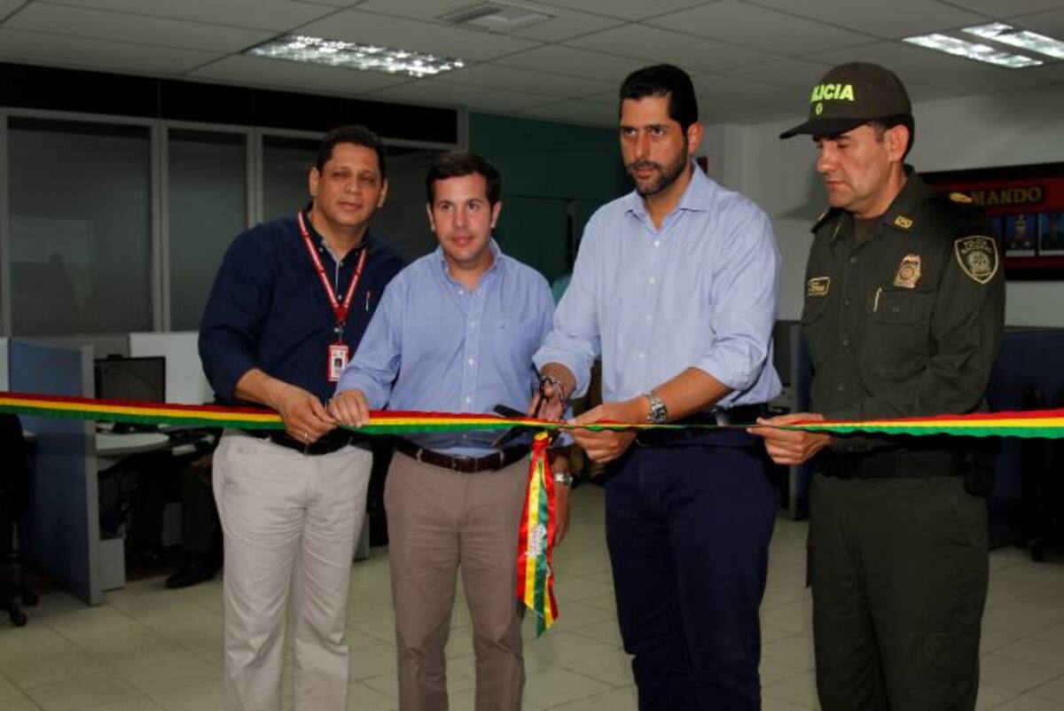 El Alcalde Dionisio Velez Trujillo firmó el acta de entrega de línea de emergencia 123 de la Policía Nacional. KAILLINE GIRALDO