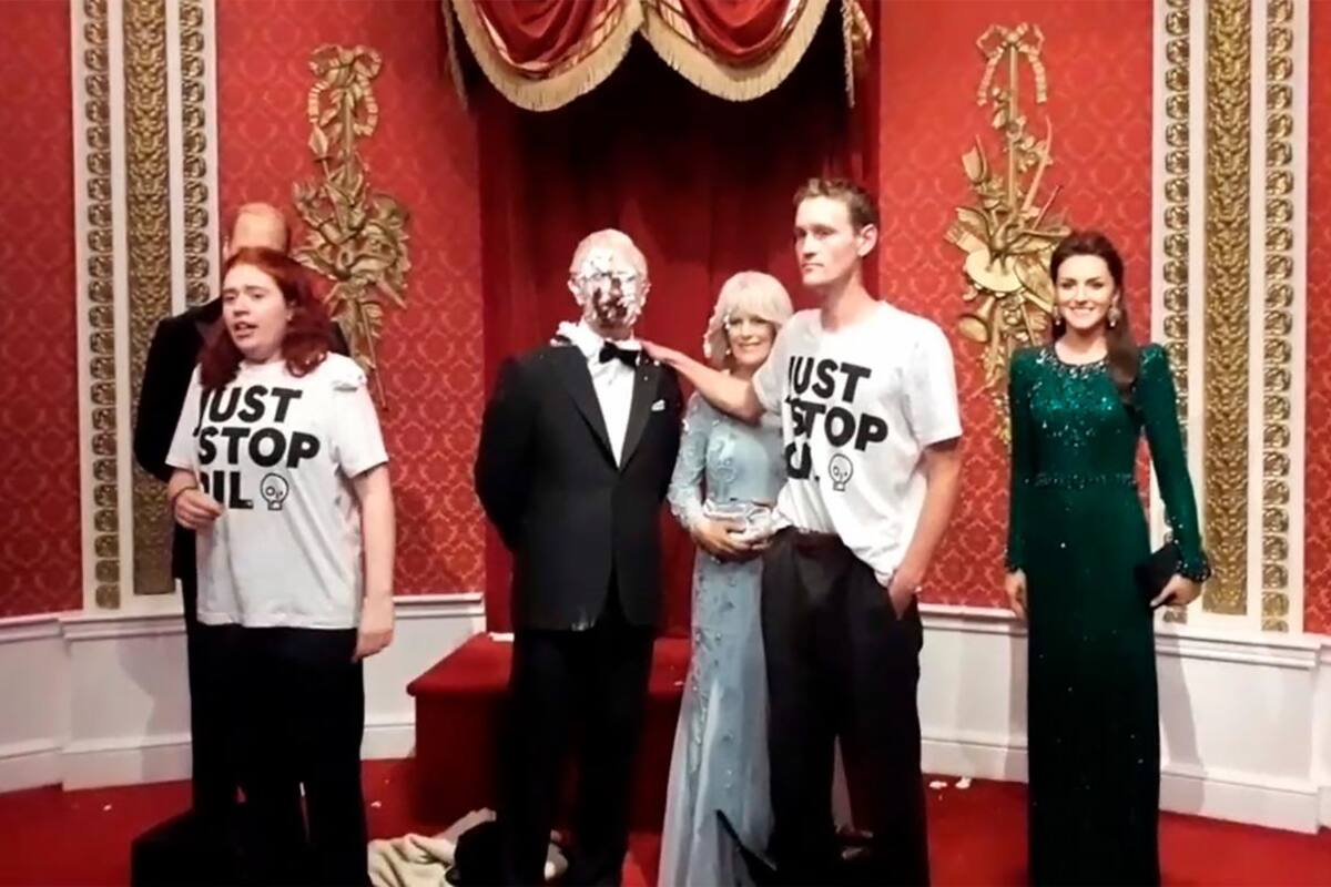 Video: Arrojan tortas al rostro de la figura de cera de Carlos III, ¿por qué?
