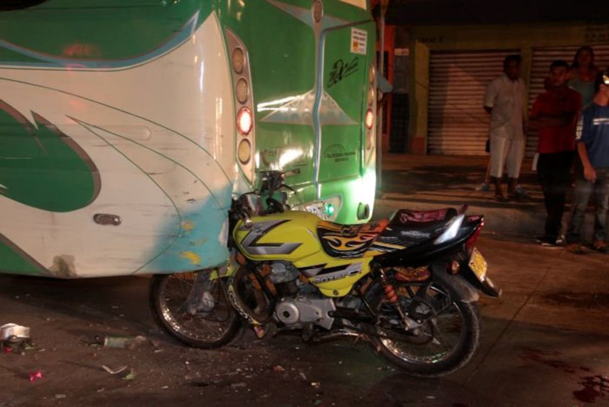 Tres personas que se movilizaban en esta motocicleta, resultaron heridos tras golpear al vehículo de servicio público. Nayib Gaviria Amador