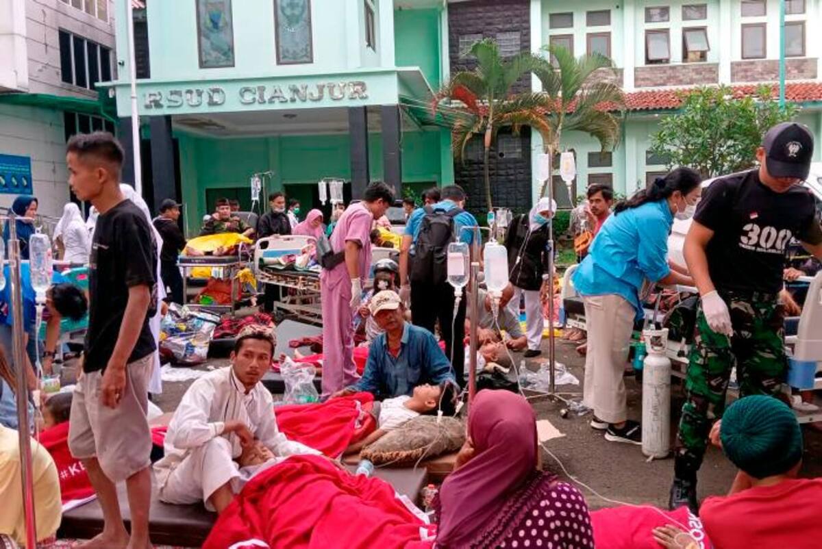 Heridos del terremoto reciben atención en un parqueadero. // AP
