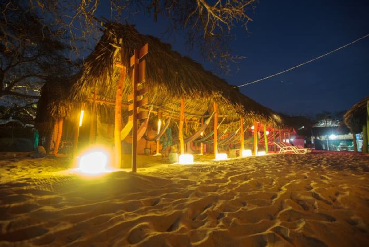 Así se ve Playa Blanca iluminada de noche con energía solar. //Aroldo Mestre-El Universal.