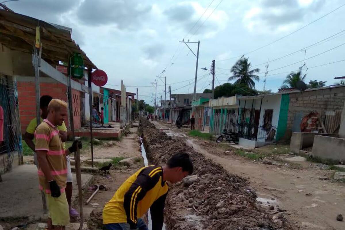 Con pico y pala, cavaron un canal de 500 metros en cuatro días