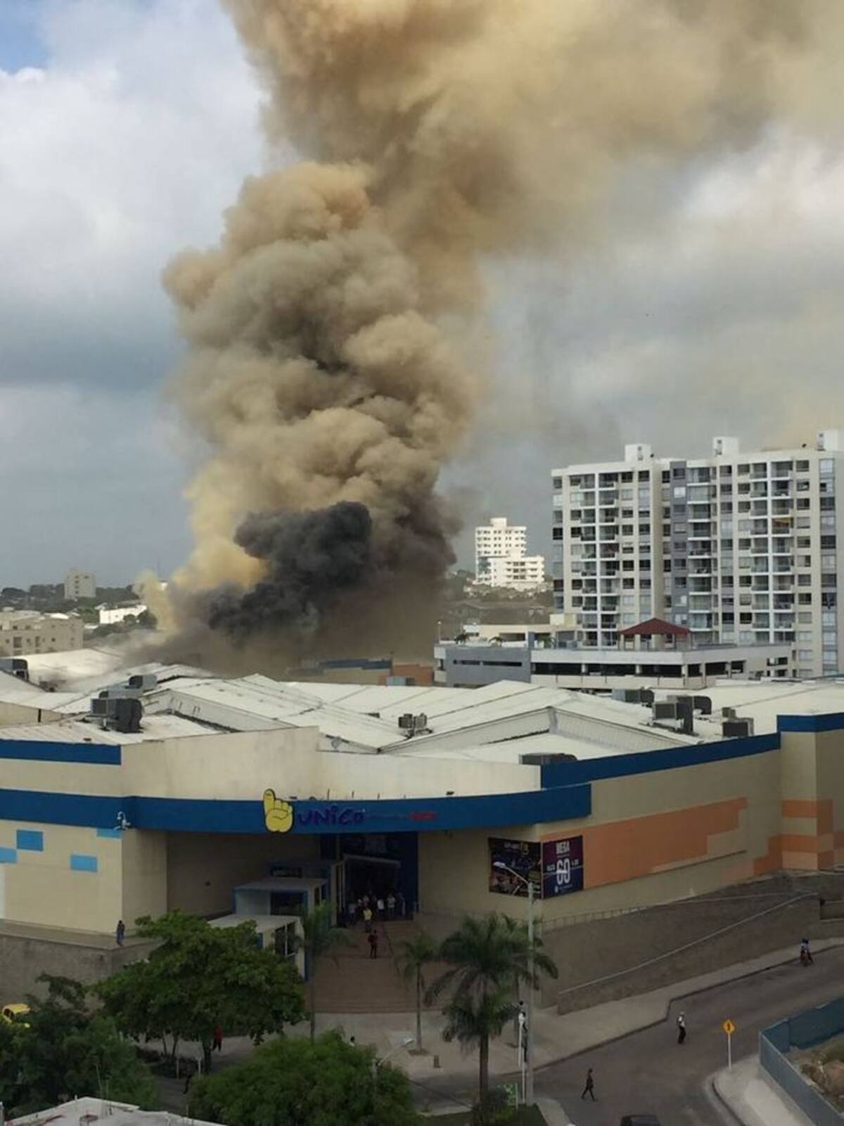 Incendio en el Centro Comercial Único, de Barranquilla.