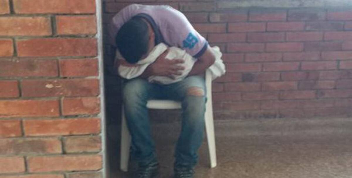 Ángel Mercado con su hijo muerto en brazos.