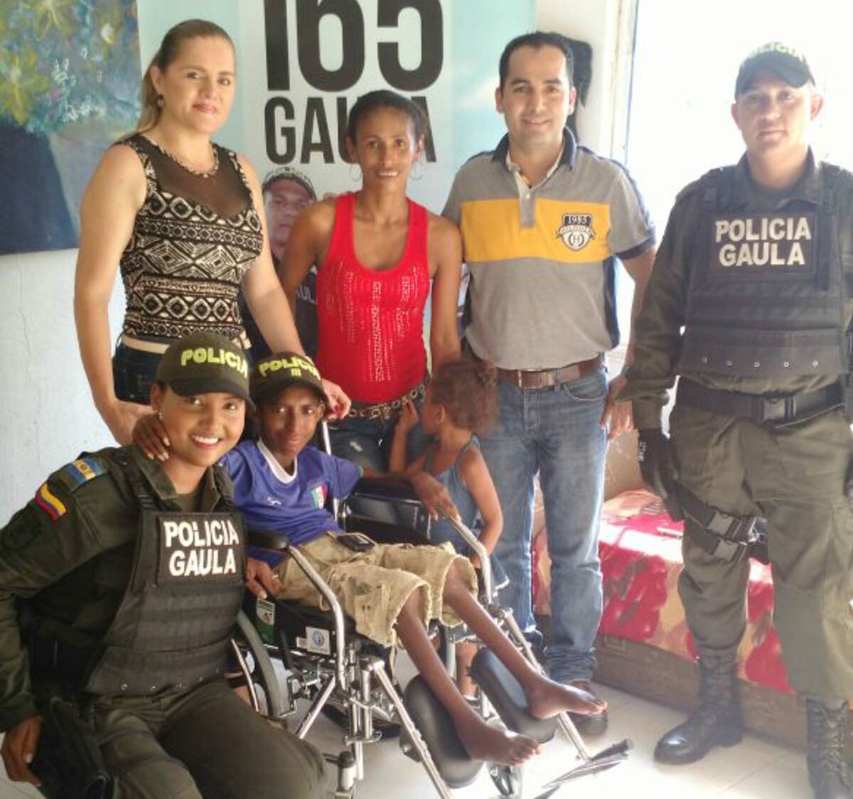El Gaula de la Policía, junto al gremio de comerciantes de Cartagena, le regalaron una silla de ruedas a un joven de 20 años que sufre de atrofia muscular desde los 9. Cortesía.