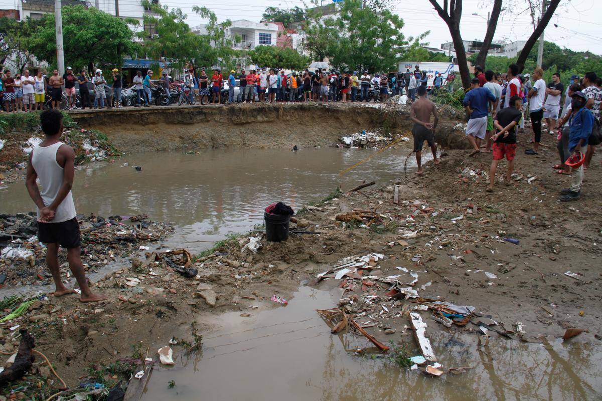 Contemplando lo que dejó la lluvia.