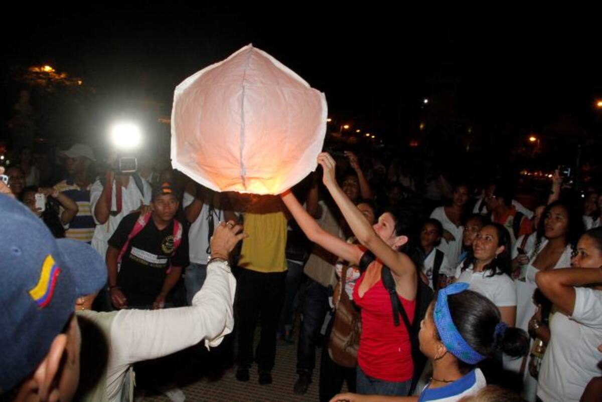 En el Camellón de los Mártires se encontraron los estudiantes y entidades para encender las luces dentro de globos de papel y lanzarlos. Algunos se quemaron antes de ser soltados. Oscar Díaz