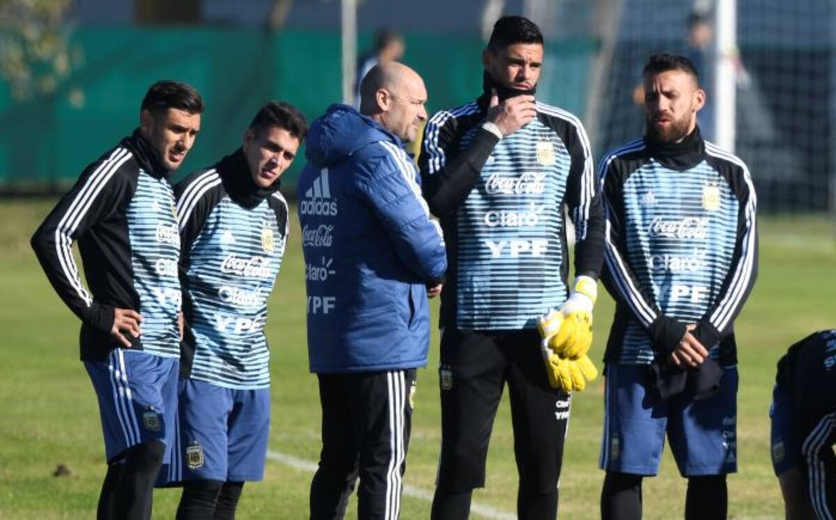 El arquero titular de Argentina, Sergio Romero, se queda fuera del Mundial de Rusia por lesión. AP Gustavo Garello