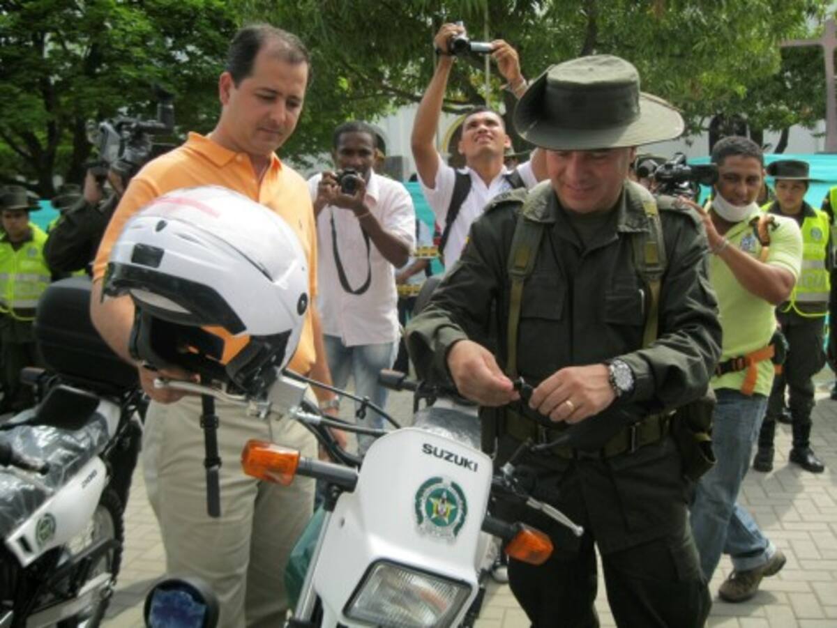 El alcalde Marcos Pineda y el comandante Héctor Páez en la entrega de las 18 motos.