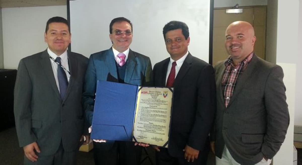 En ceremonia especial que tuvo lugar en Bogotá, durante la asamblea general del gremio, el presidente, el director ejecutivo y el vicepresidente de ACOFI, Javier Páez Saavedra, Luis Alberto González Araujo y John Willian Branch Bedoya, respectivamente, hicieron entrega de una distinción en nota de estilo, al rector de la UTB, Luis david Prieto Martínez. CORTESÍA