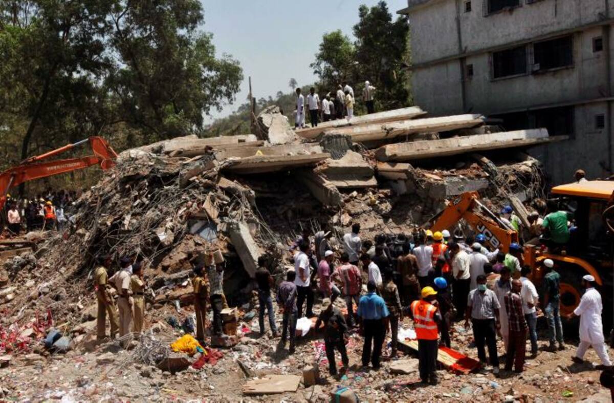 El vecindario donde se desplomó el edificio es una zona donde se levantan más de 2.000 estructuras ilegales, dijo Malvi, el vocero de la municipalidad. AP RAJANISH KAKADE