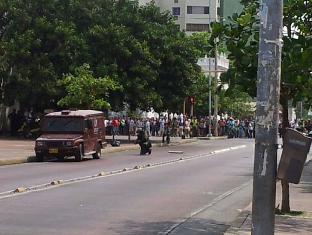 Experto antiexplosivo analizando la carga. EL UNIVERSAL